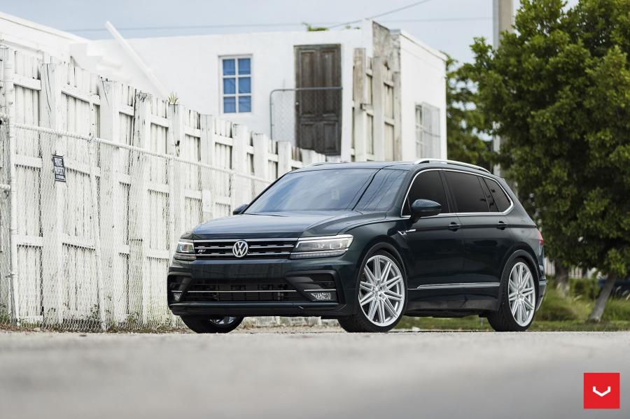  Volkswagen Tiguan R-Line on Vossen Wheels (CV10) 2019 года  (фото 1 из 36)